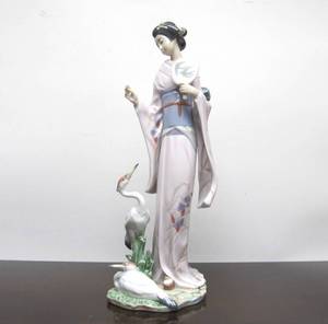lot 66 image: LARGE & Beautiful Lladro Porcelain Figurine - In Touch with Nature Japanese Girl wBird