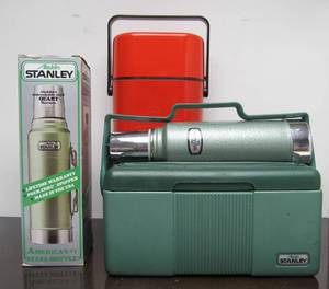 lot 220 image: Vintage Aladdin Stanley Thermos Set wCarrier & Vintage 80s Thermos Carrier 