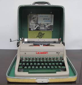lot 227 image: Nice Vintage ROYAL Aristocrat Portable Typewriter 