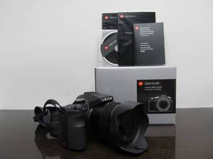 lot 231 image: Excellent LEICA V-LUX Camera wBox Battery & Charger