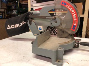 lot 330 image: Working DELTA 10 Power Miter Saw Model 36-070