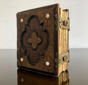 lot 355 image: Nice antique Victorian Smaller Photo Album for Tintypes etc