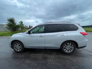 2013 Nissan Pathfinder SL - 4X4 - 2 OWNERS