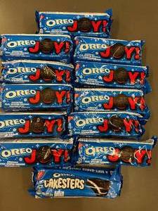 lot 82 image: Lot of 13 Oreo Joy Cool Winter Designs & 1 Oreo Cakesters Packages