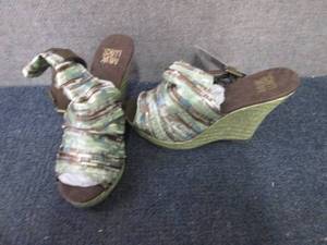 lot 17 image: Size 7 MukLuks Wedges...