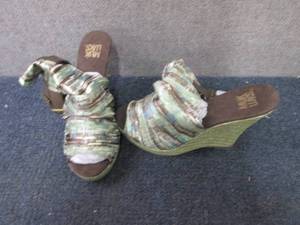 lot 18 image: Size 7 MukLuks Wedges...