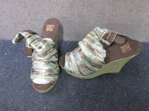 lot 19 image: Size 7 MukLuks Wedges...
