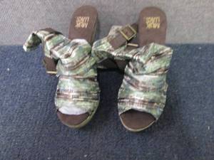 lot 20 image: Size 7 MukLuks Wedges...