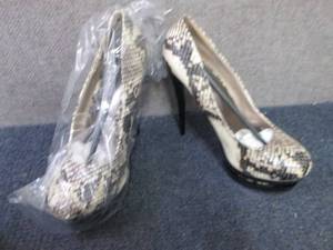 lot 21 image: NIB Bonnibel Size 9 Heels...