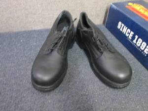 lot 23 image: NIB Thorogood Size 9W Safety Toe Ox...