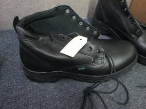 lot 24 image: NIB Thorogood Size 9W Plain Toe Chu...