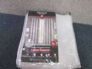 lot 81 image: Beautyrest Black 2 Curtain Panels 5...