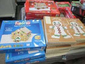 lot 92 image: Assorted Gingerbread & Cookie Decor...
