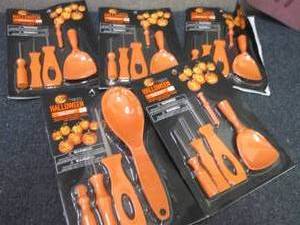 lot 113 image: 5 Pumpkin Carving Kits...
