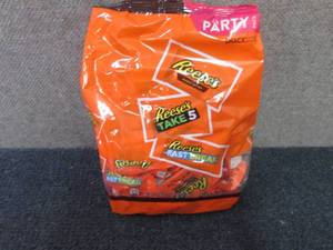 lot 350 image: 32.06 oz Reeses Party Pack Snack S...