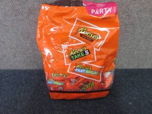 lot 351 image: 32.06 oz Reeses Party Pack Snack S...