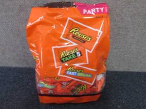 lot 352 image: 32.06 oz Reeses Party Pack Snack S...
