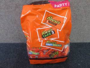 lot 353 image: 32.06 oz Reeses Party Pack Snack S...