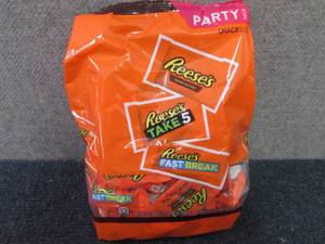 lot 354 image: 32.06 oz Reeses Party Pack Snack S...