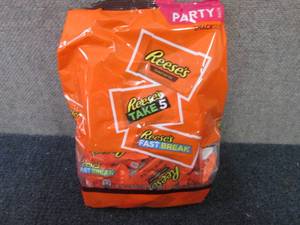 lot 355 image: 32.06 oz Reeses Party Pack Snack S...