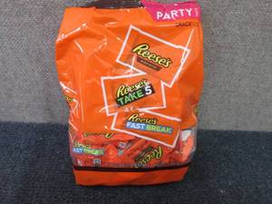 lot 356 image: 32.06 oz Reeses Party Pack Snack S...