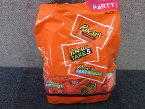 lot 357 image: 32.06 oz Reeses Party Pack Snack S...