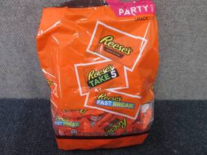lot 358 image: 32.06 oz Reeses Party Pack Snack S...