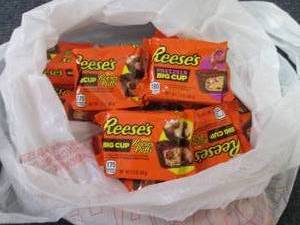 lot 409 image: 12- 1.3 oz Reeses Pretzels Big Cup...