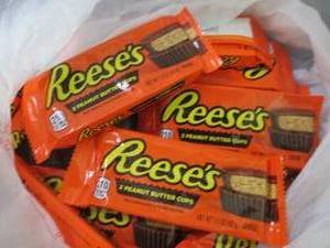 lot 413 image: 12- 1.5 oz Reeses ...