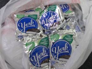 lot 418 image: 12- 1.4 oz York Peppermint Patties...
