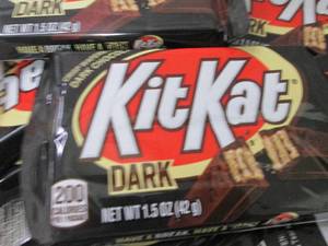 lot 419 image: 12- 1.5 oz Kit Kats Dark...