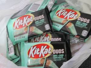 lot 422 image: 12- 1.5 oz Kit Kats Duos...