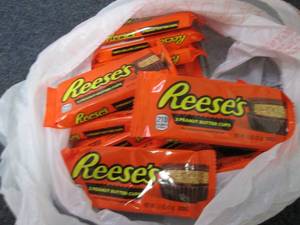 lot 423 image: 12- 1.5 oz Reeses ...
