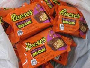 lot 424 image: 12- 1.3 oz Reeses Pretzels Big Cup...