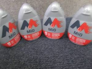 lot 449 image: 4- 3.24 oz Mio Strawberry Lemonade ...