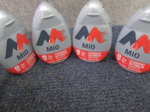 lot 450 image: 4- 3.24 oz Mio Strawberry Lemonade ...