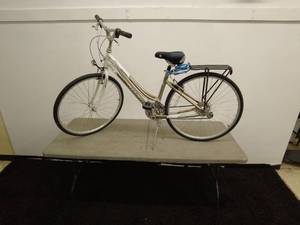lot 55 image: Giant Cypress Hybrid Bicycle