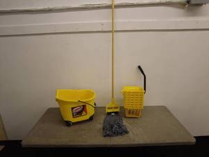 lot 59 image: Libman Commercial Mop Bucket and Wringer with Mop