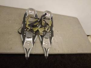 lot 61 image: Redfeather Trek 25 Snowshoes