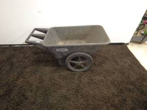lot 21 image: Rubbermaid Heavy-Duty Yard Cart