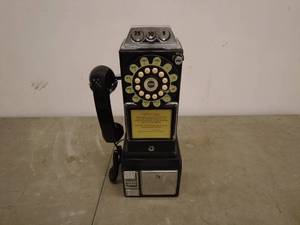 lot 20 image: Thomas Limited Edition 1956 Replica Rotary Payphone