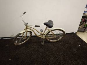 lot 107 image: Huffy Cruiser Bicycle - 26-inch Wheels