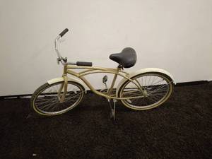 lot 108 image: Huffy Newport Cruiser Bike