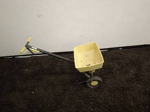 lot 132 image: Franks Nursery & Crafts Hand-Push Spreader