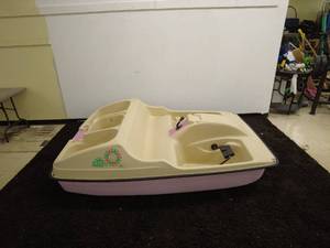 lot 17 image: Water Wheeler Pedal Boat