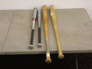 lot 190 image: Lot of 4 Baseball Bats - Louisville Slugger & Easton