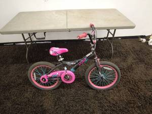 lot 192 image: Kent Spoiler Kids Bicycle with Training Wheels