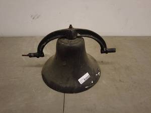 lot 12 image: Vintage Cast Iron Farm Bell