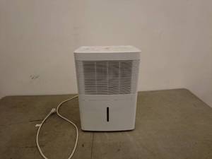 lot 22 image: Dehumidifier 20-Pint Capacity