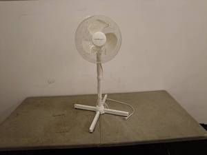 lot 25 image: Cool-Breeze Oscillating Standing Fan